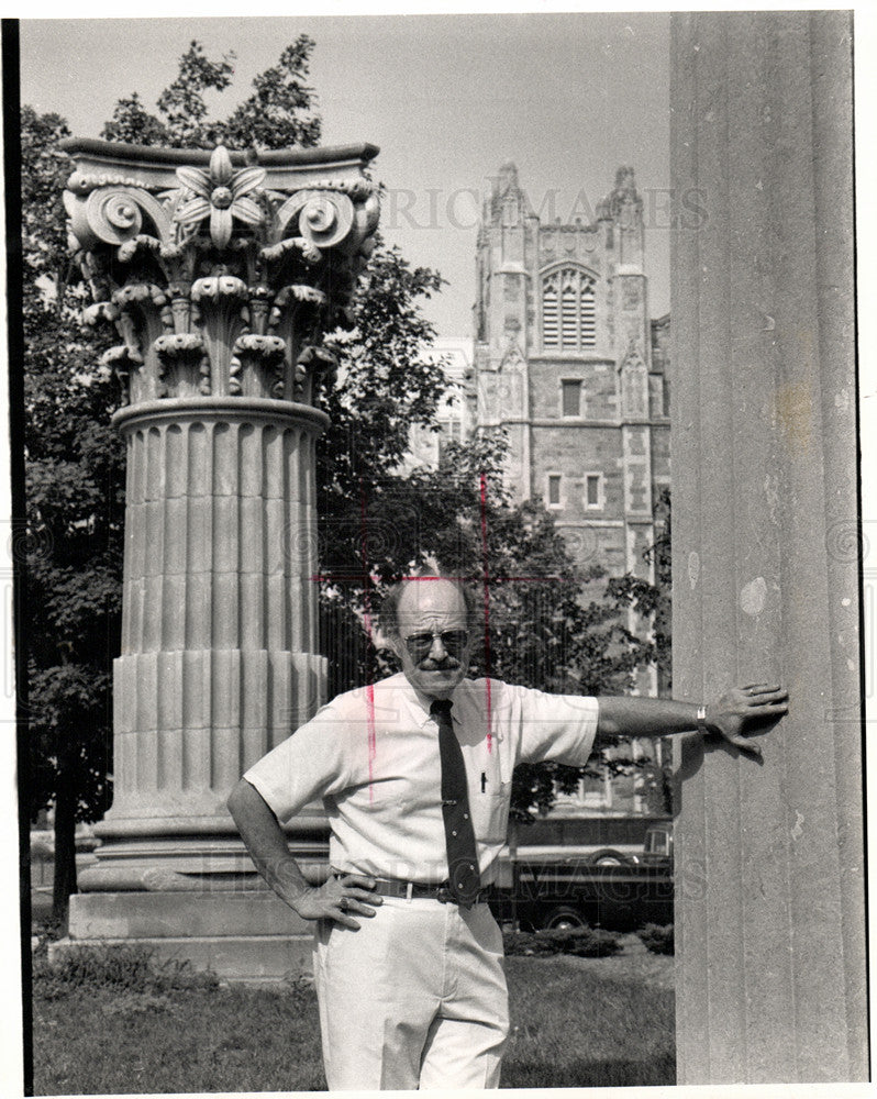1988 Press Photo Saul Hyman Economics Professor - Historic Images