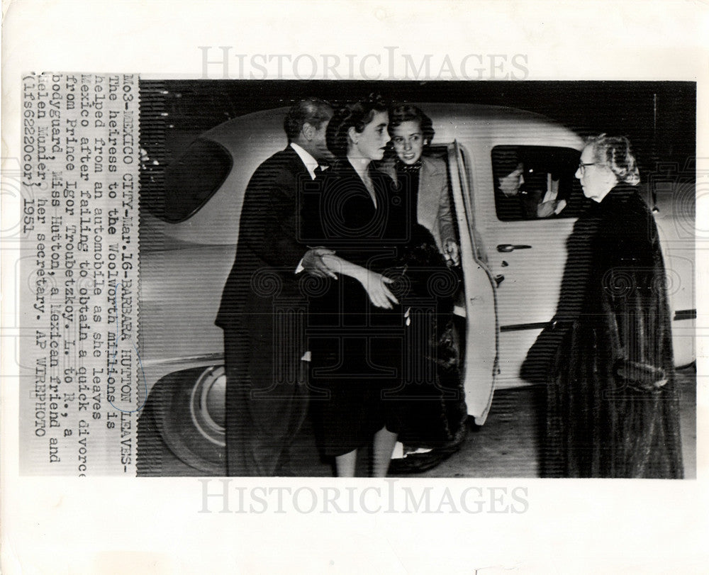 1951 Press Photo Barbara Hutton Helen Munier Mexico - Historic Images