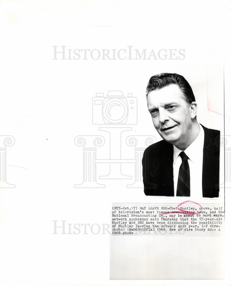 1969 Press Photo Chet Huntley NBC leaving reporter - Historic Images