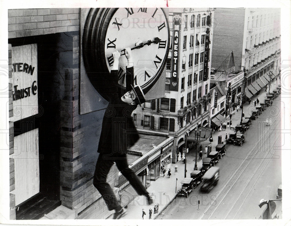 1974 Press Photo Harold Lylod Clock Safety Last comedy - Historic Images