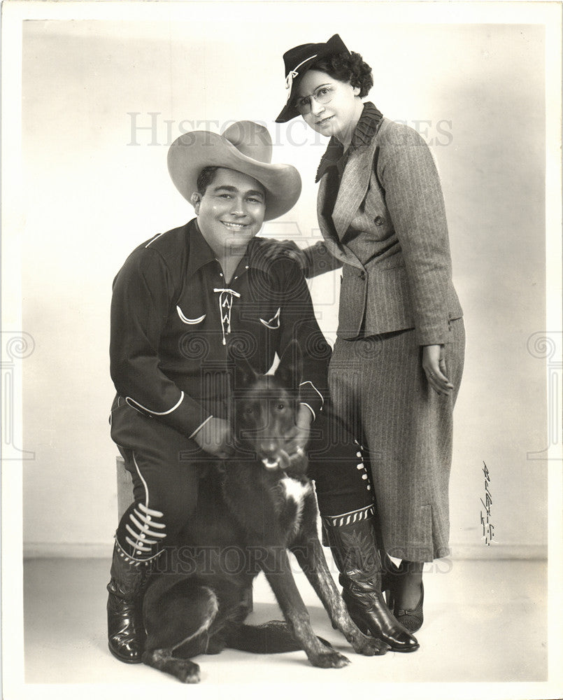 1937 Press Photo Chief Little Wolf Wrestler Tenario - Historic Images