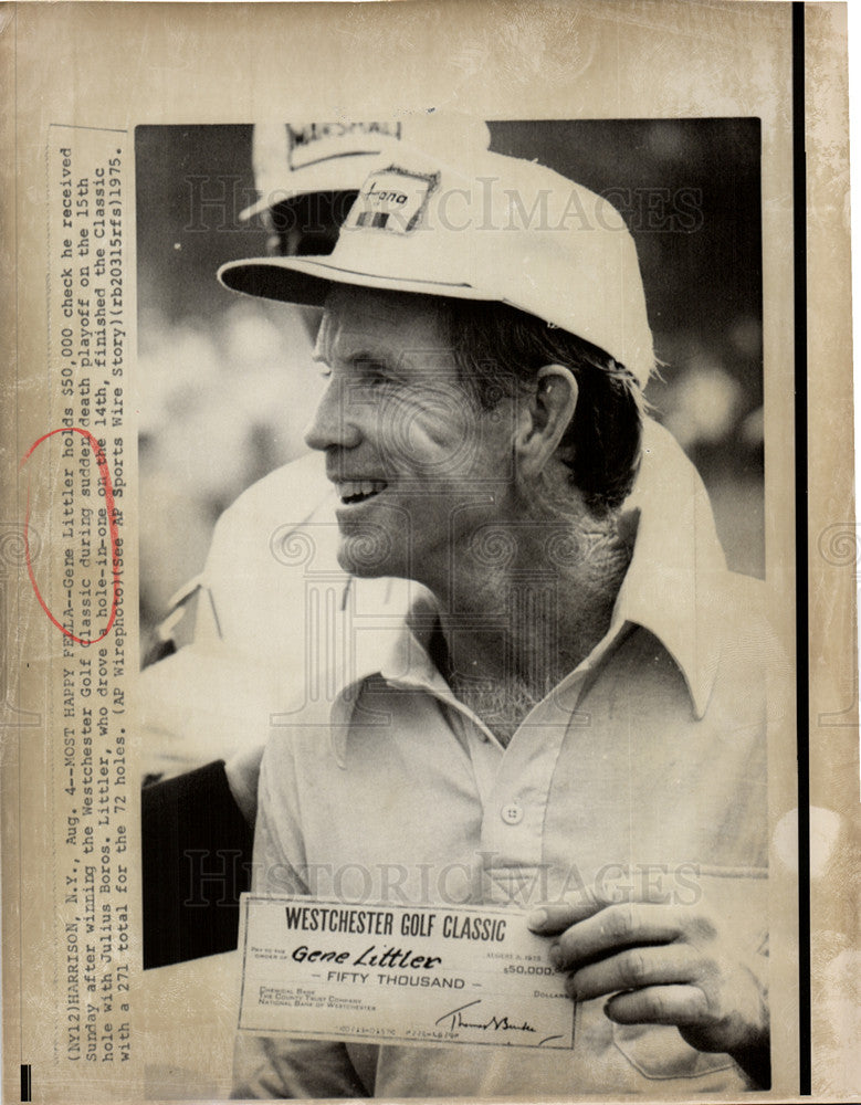 1975 Press Photo Gene Littler $50,000 check Classic - Historic Images