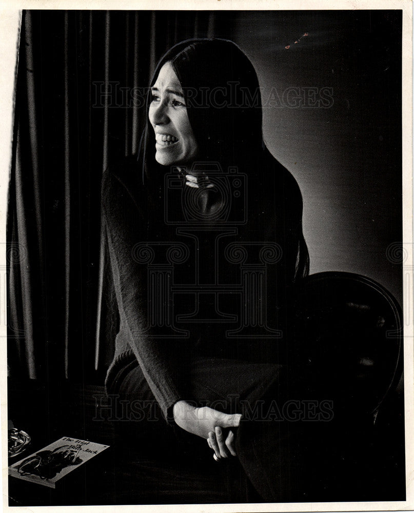 1974 Press Photo Sacheen Littlefeather activist Salinas - Historic Images