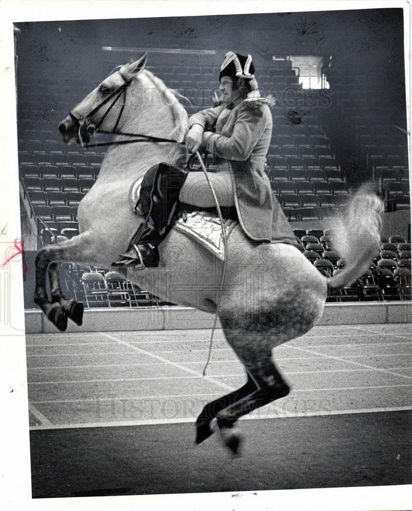 1971 Press Photo DON JAMES LIPIZZAN HORSES - Historic Images