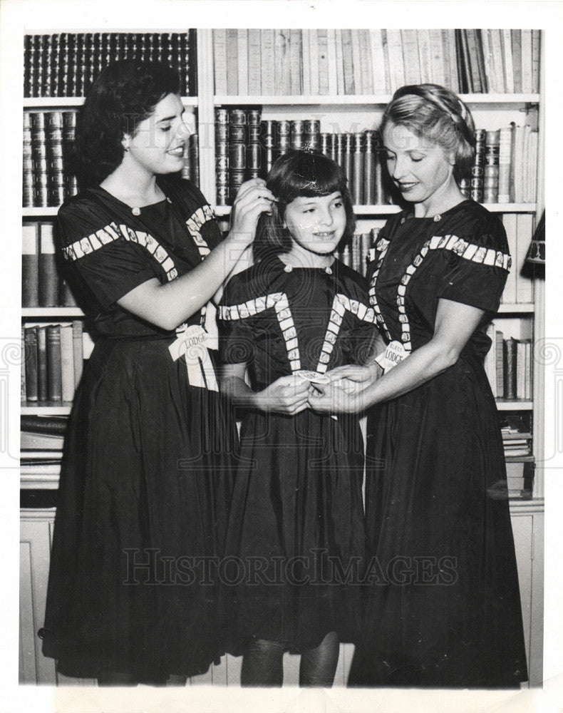 1950 Press Photo DRESSED FOR THE CAMPAIGN  LODGE BUTTON - Historic Images