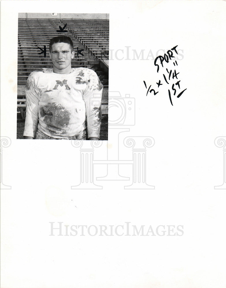 1957 Press Photo Dick Locke Michigan football tackle - Historic Images