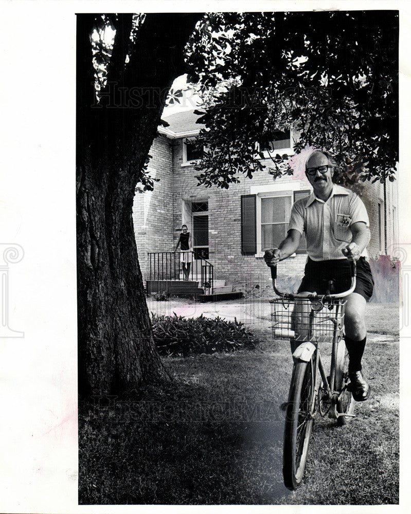 1974 Press Photo Lochead Bill dad red bike 35 yrs mom - Historic Images