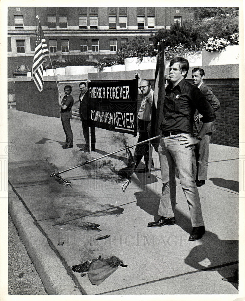 Press Photo Communism burn flag America - Historic Images