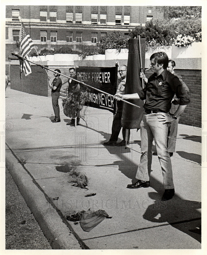 1974 Press Photo John Dyer flag burn america communism - Historic Images