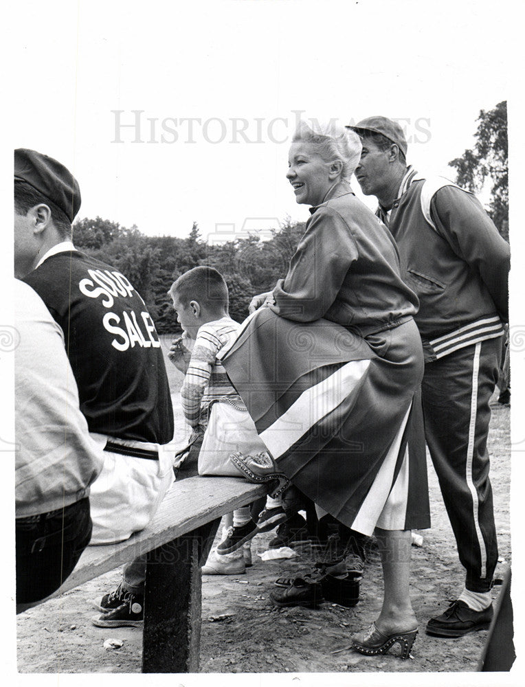 1958 Press Photo Jean Hoods - Historic Images