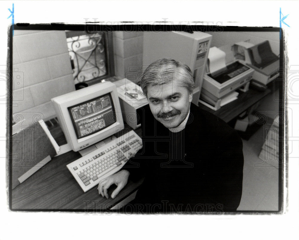 1992 Press Photo Larry Loree Pastor Stephen Lutheran - Historic Images