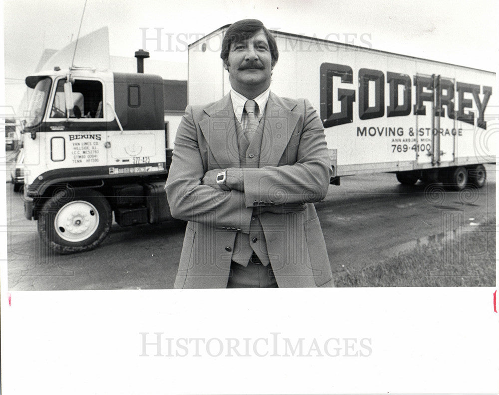 1981 Press Photo Tom Lopinski Godfrey Moving &amp; Storage - Historic Images