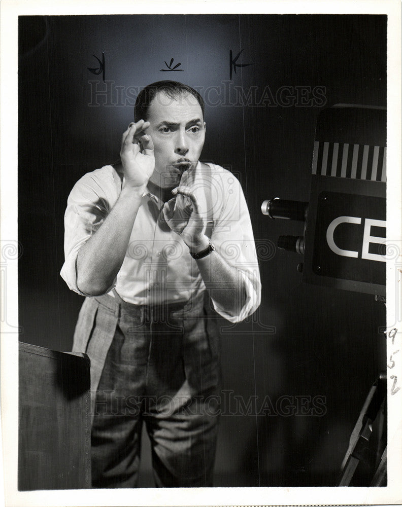 1952 Press Photo Eugene Lowell cbs-tv 11/11/52 - Historic Images