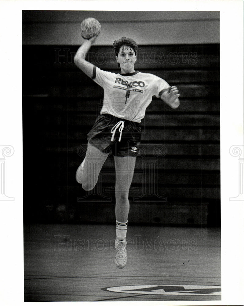 1985 Press Photo Liz Lonsway Handball Marquette Olympic - Historic Images