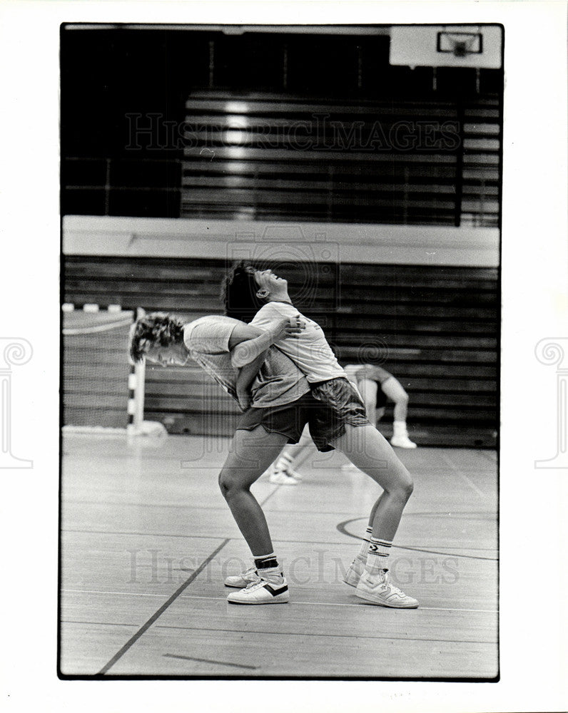 1985 Press Photo Amy Gamble Athlete Stretching Lonsway - Historic Images