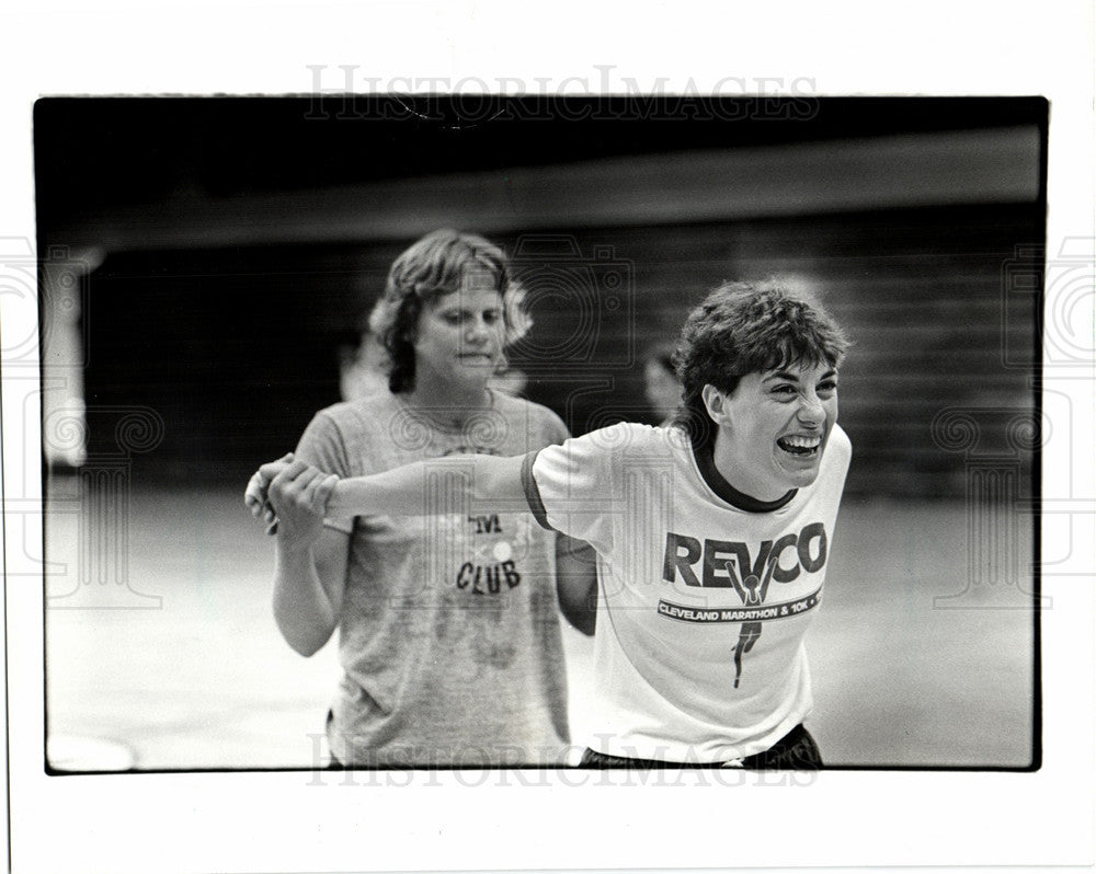 1985 Press Photo Liz Lonsway Amy Gamble Marquette - Historic Images