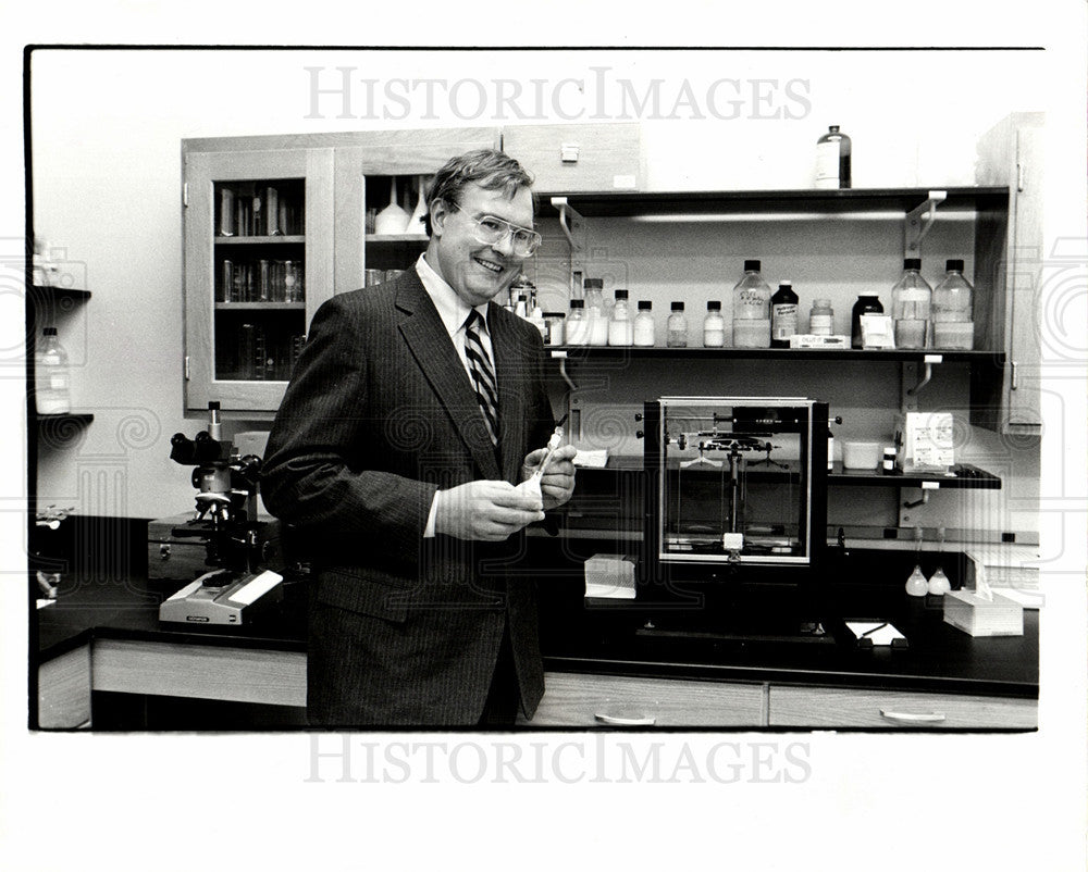 1984 Press Photo Lawyer Pat Long KM Indistries - Historic Images