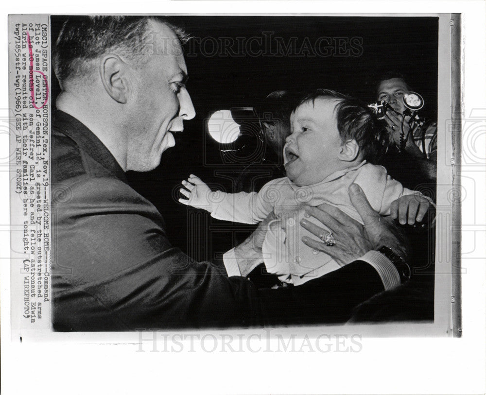 1966 Press Photo Pilot James Lovell returns home - Historic Images