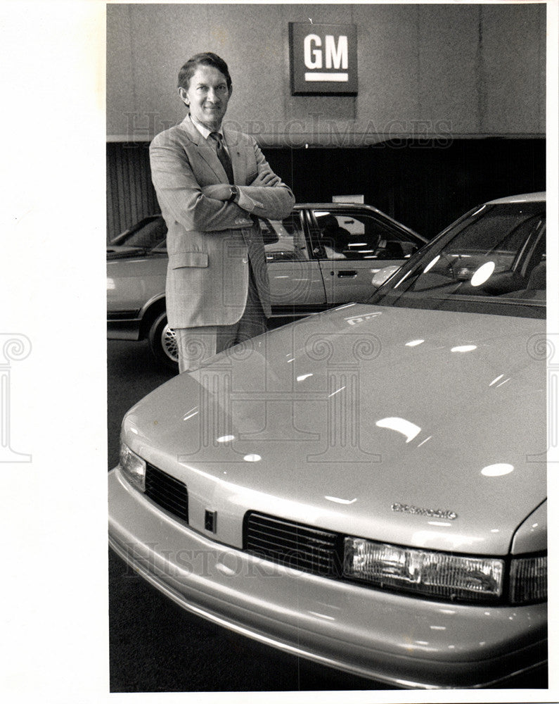 1990 Press Photo Oldsmobile general manager Micheal Los - Historic Images