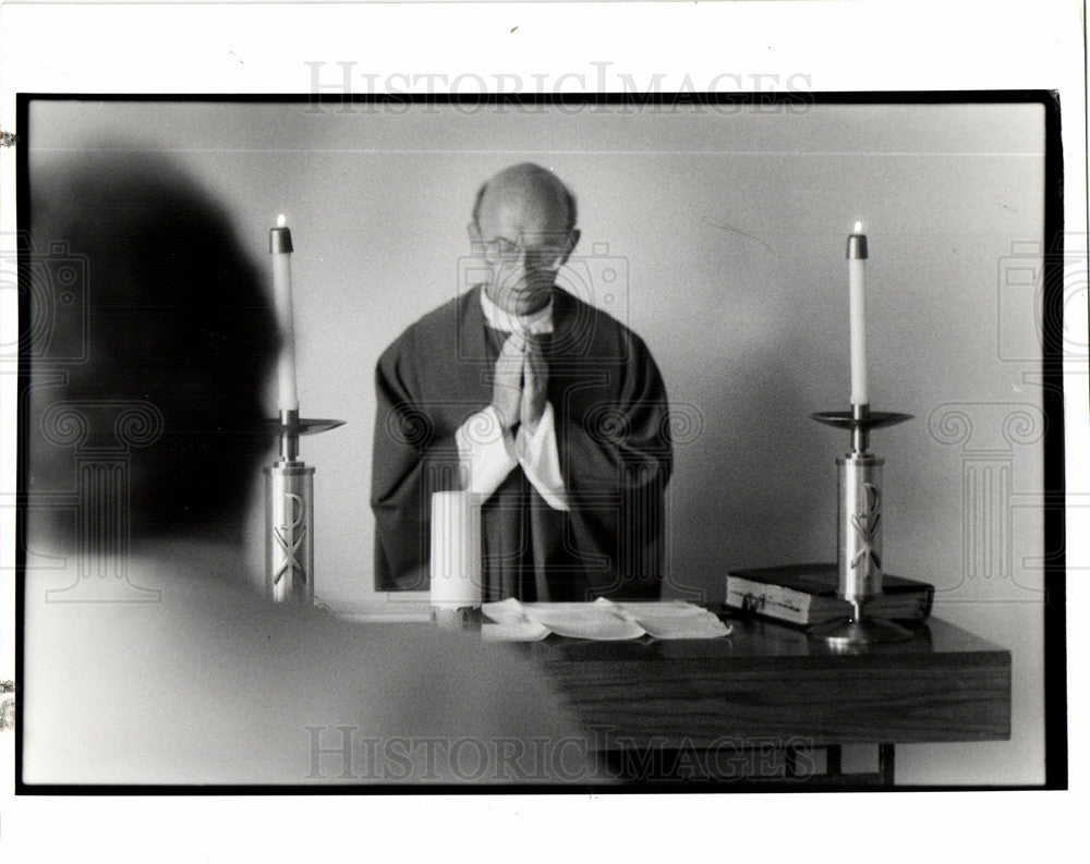 1990 Press Photo Rev Tom Lumpkin St. Ignatius service - Historic Images