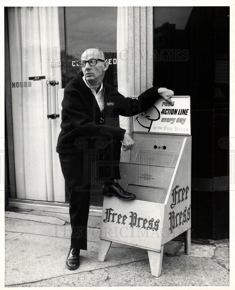 1966 Press Photo Lukasiewicz Free Press Detroit Newsboy - Historic Images