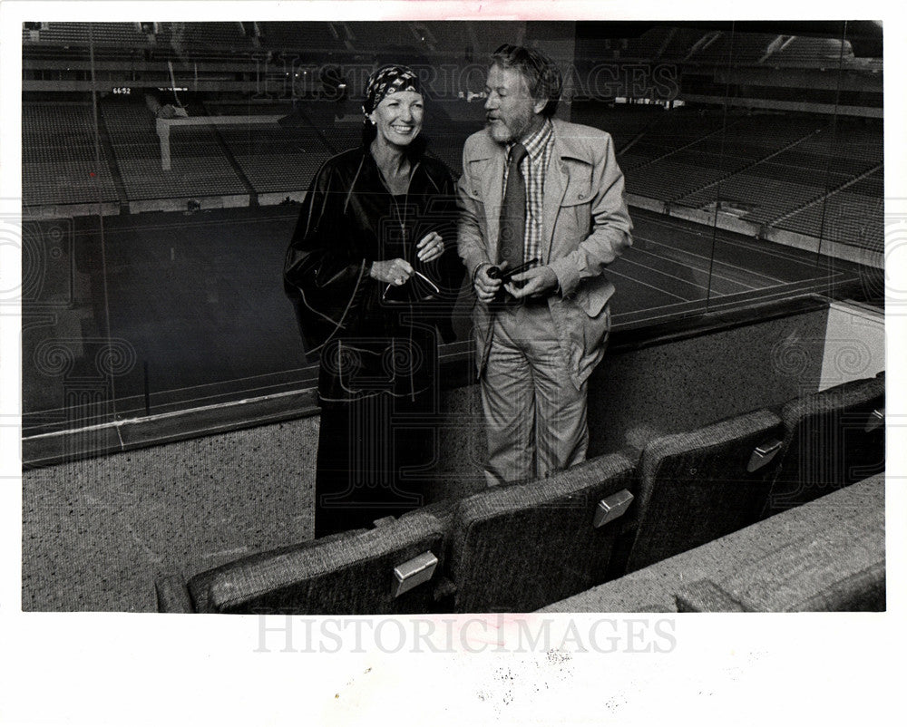 1975 Press Photo Bea Carl Luckenbach stadium box - Historic Images