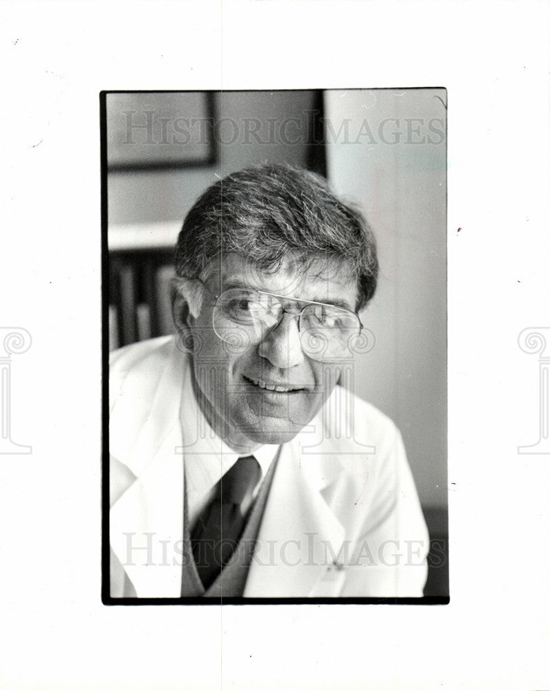 1986 Press Photo Charles Lucas apothecaryphysician. - Historic Images