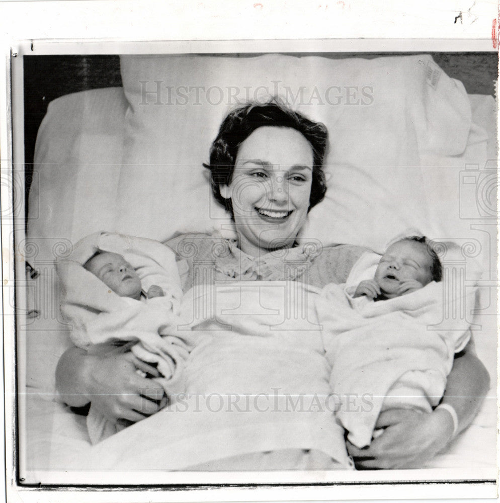 1949 Press Photo Chicago Bears Johnny Lujack and wife and baby Mary Ja -  Historic Images