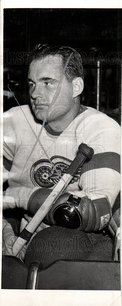 Press Photo Doug McKay Red Wings hockey player - Historic Images