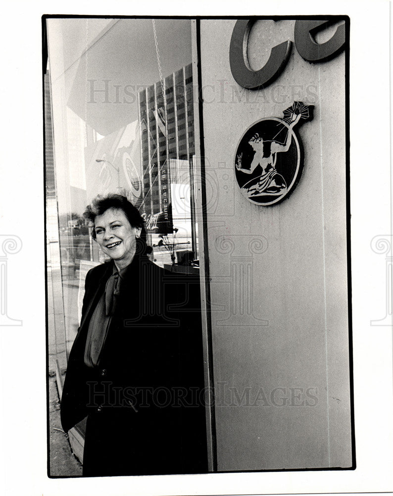 1984 Press Photo Beatrice McCabE,Hart plaza, Detroit - Historic Images