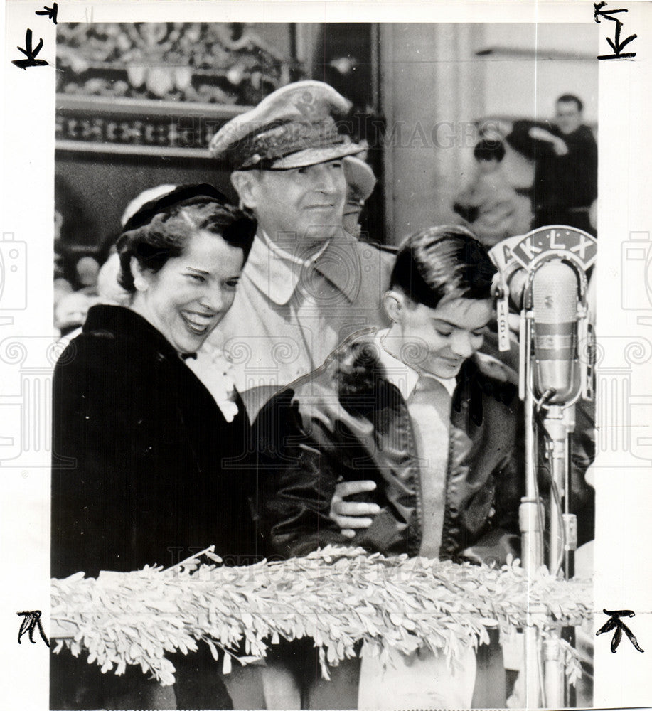 1951 Press Photo MacArthur San Francisco cheered parent - Historic Images