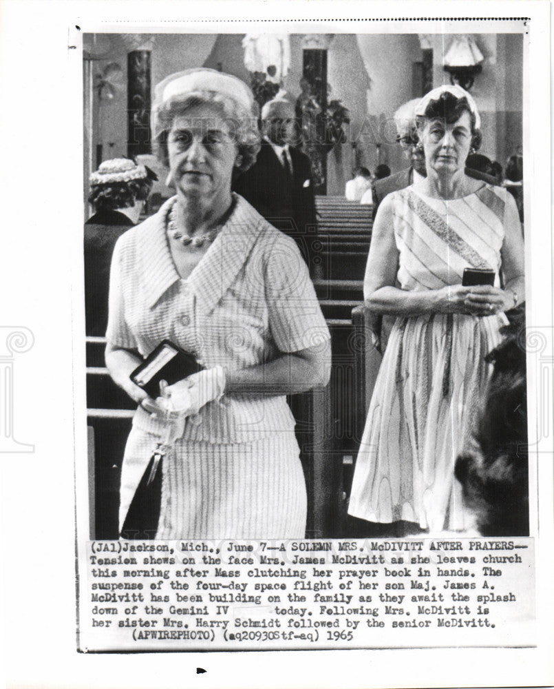 1965 Press Photo Mrs James McDivitt church Gemini IV - Historic Images