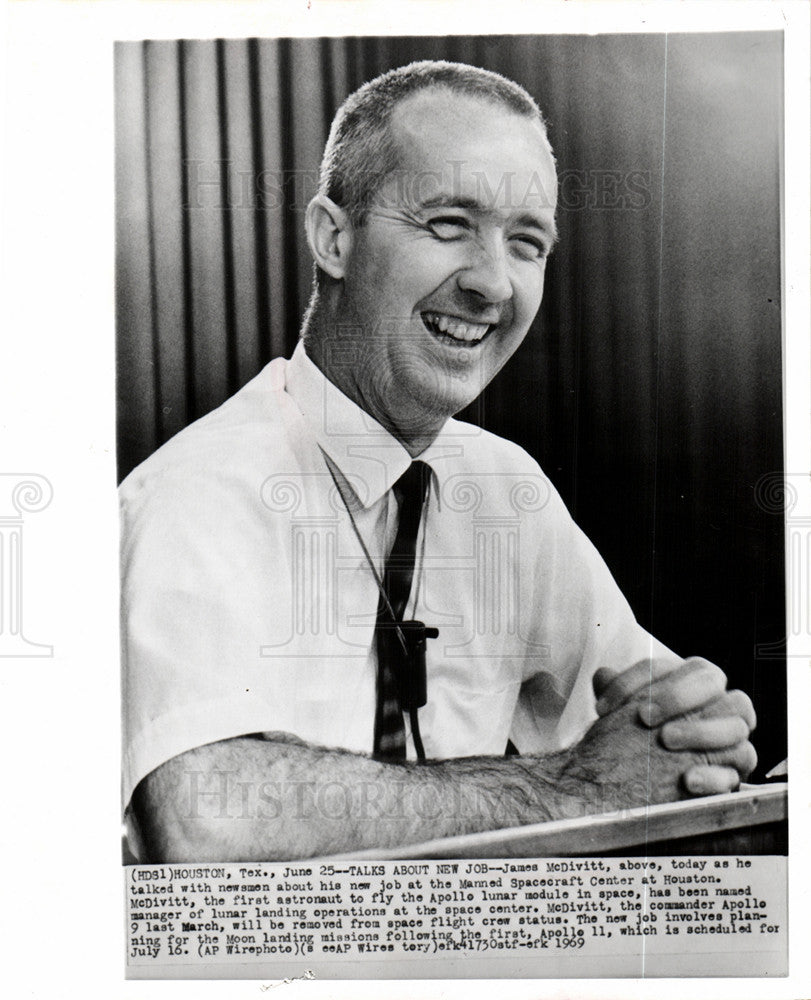 1969 Press Photo James McDivitt Talks Newsmen - Historic Images