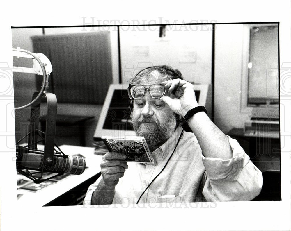 1992 Press Photo Larry McDaniel WDET Studio - Historic Images