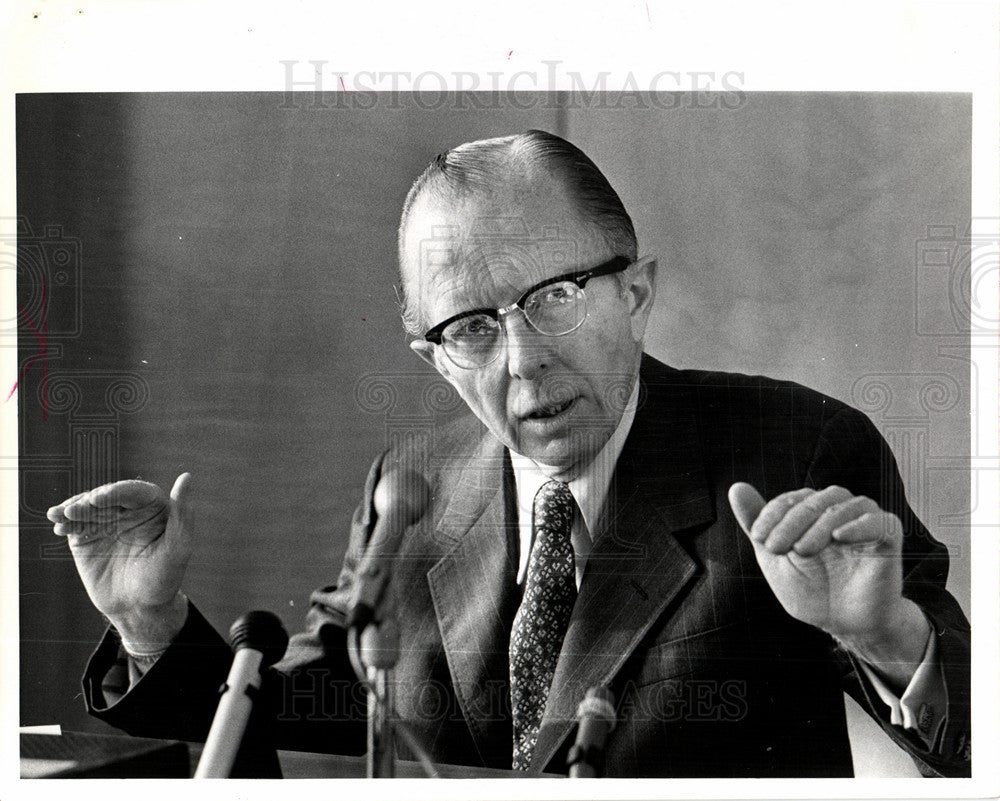 1977 Press Photo Paul McCracken Economic Detroit Club - Historic Images