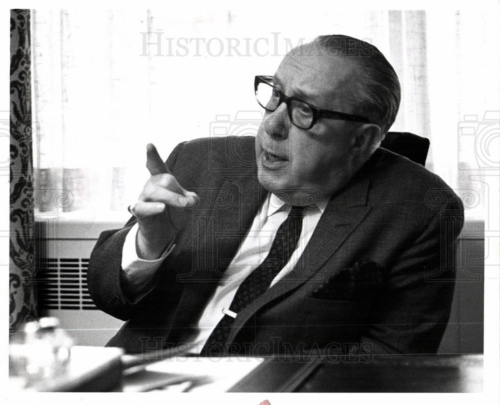 1966 Press Photo Elton Forbes MacDonald businessman CEO - Historic Images