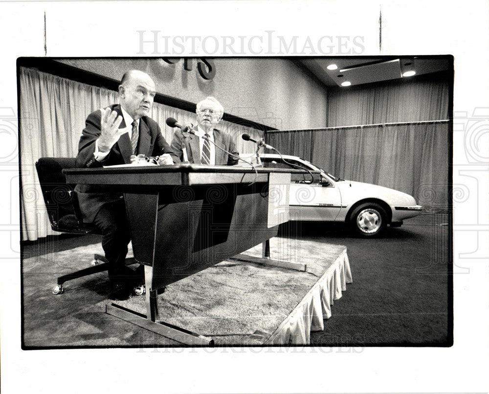 1987 Press Photo James McDonald Roger Smith GM Detroit - Historic Images