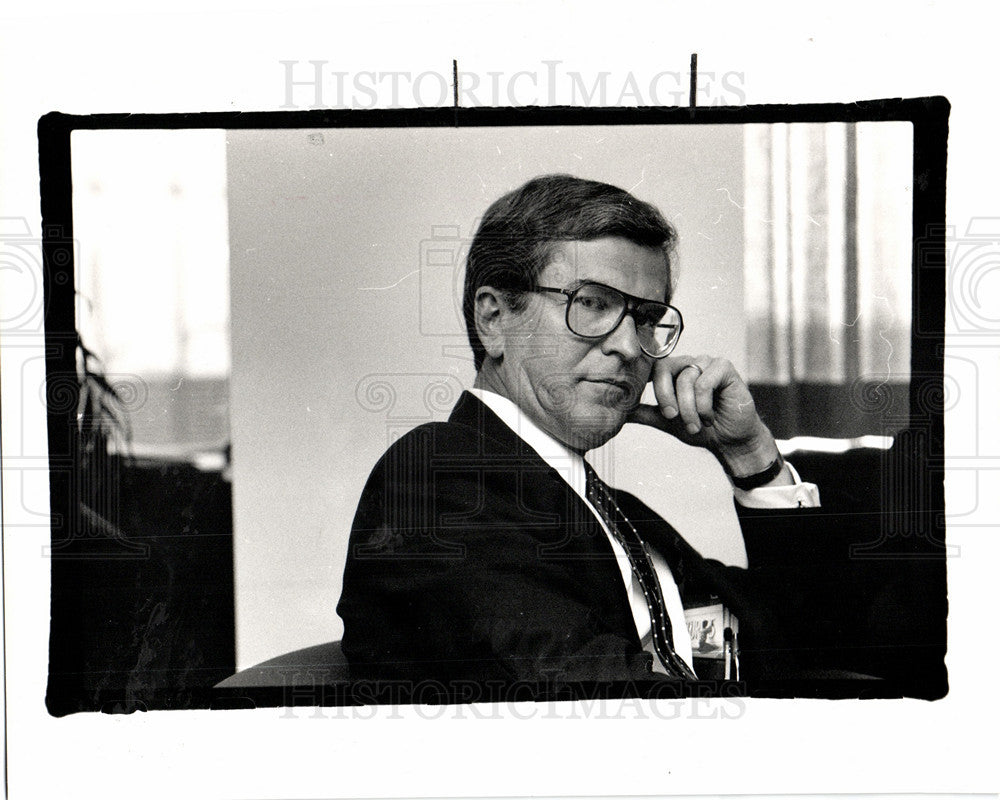1988 Press Photo Gerald Macdonald president CEO bank - Historic Images