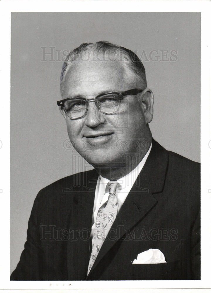 1964 Press Photo Wilfred D MacDonnell, bank, Detroit - Historic Images