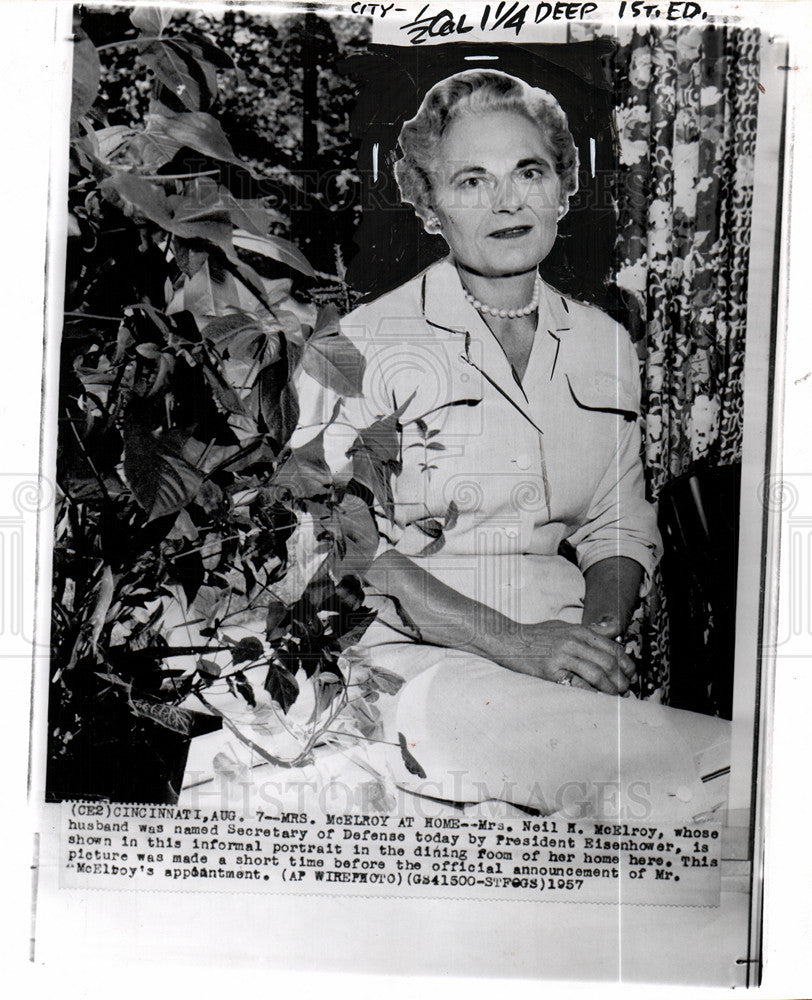 1958 Press Photo Mrs. Neil H. McElroy Defense Secretary - Historic Images