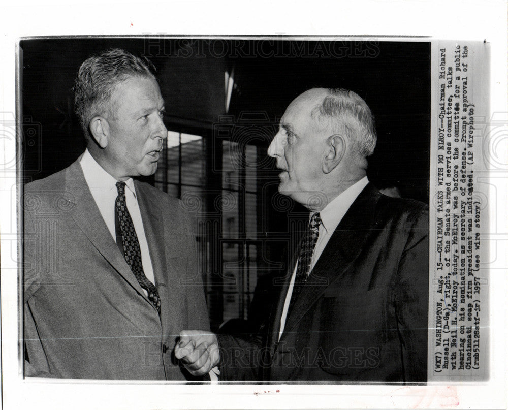 1957 Press Photo R.Russel talks with Neil H.McElroy - Historic Images