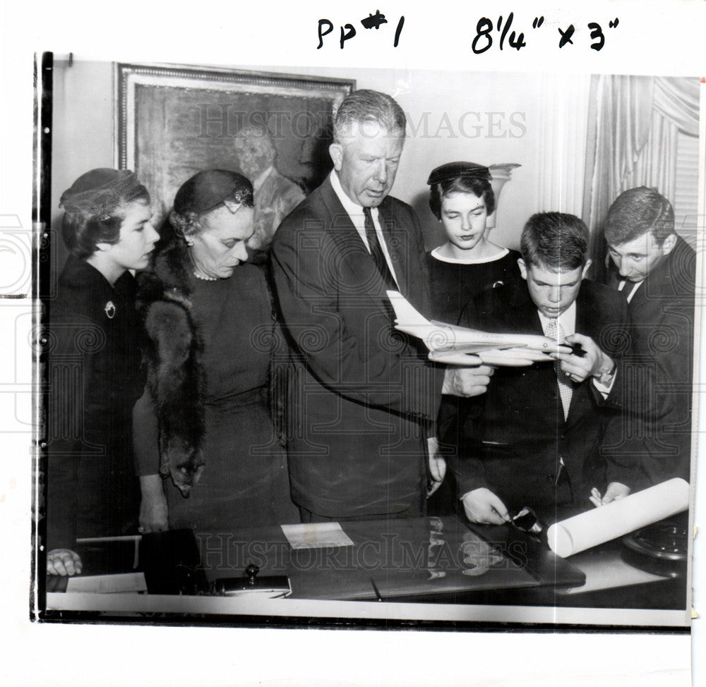 1957 Press Photo Neil McElroy Pentagon Family tour 1957 - Historic Images