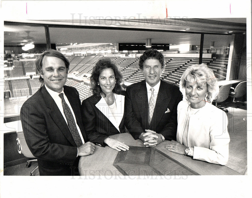 1988 Press Photo Mike Ilitch Detroit Red Wings family - Historic Images