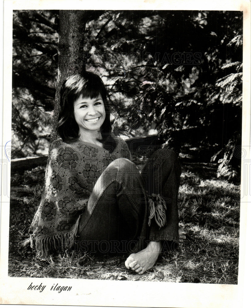 1974 Press Photo Becky Ilagan nature barefoot - Historic Images