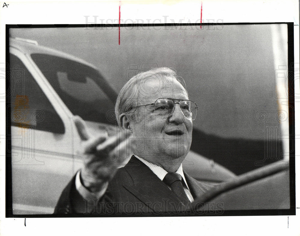 1990 Press Photo Lee Iacocca Chrysler CEO Ford Pres. - Historic Images
