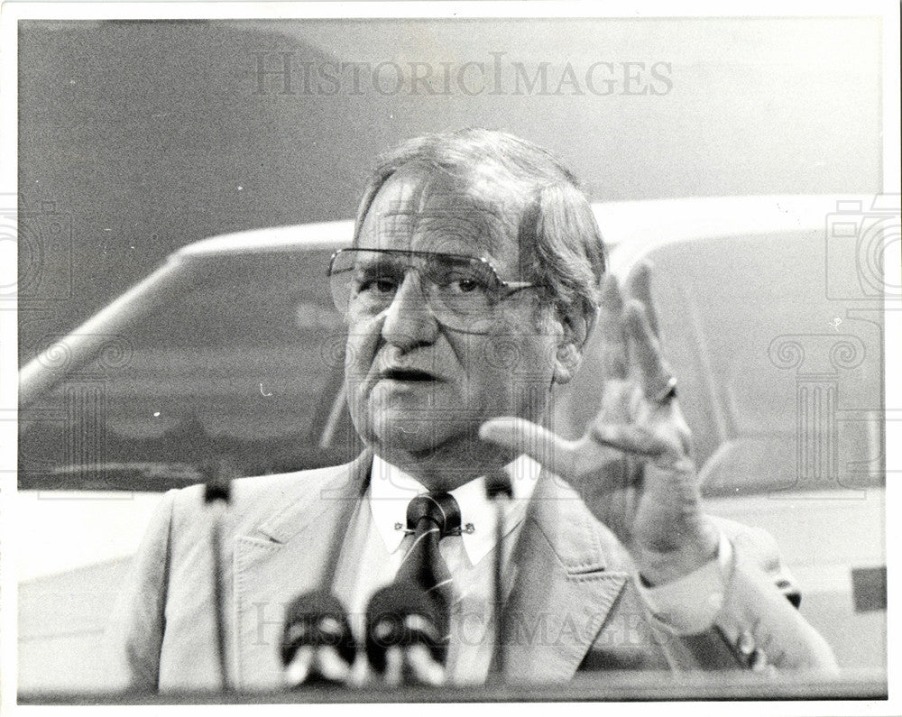 1986 Press Photo Lee Iacocca Chrysler CEO president - Historic Images