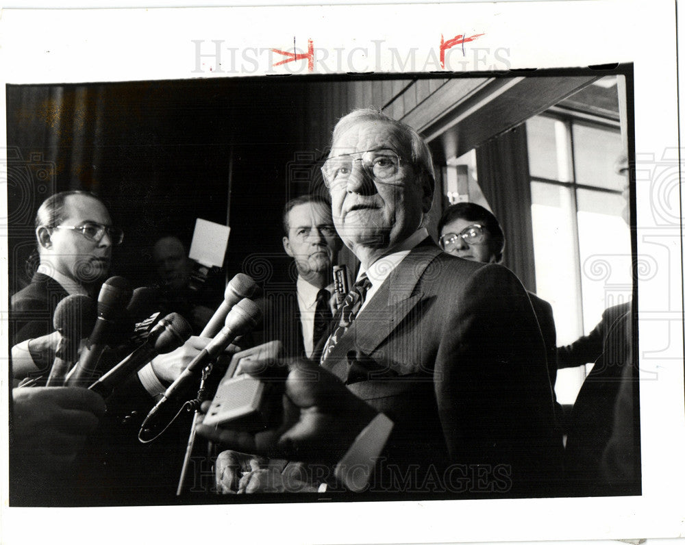 1992 Press Photo Lee Iacocca Chrysler author - Historic Images