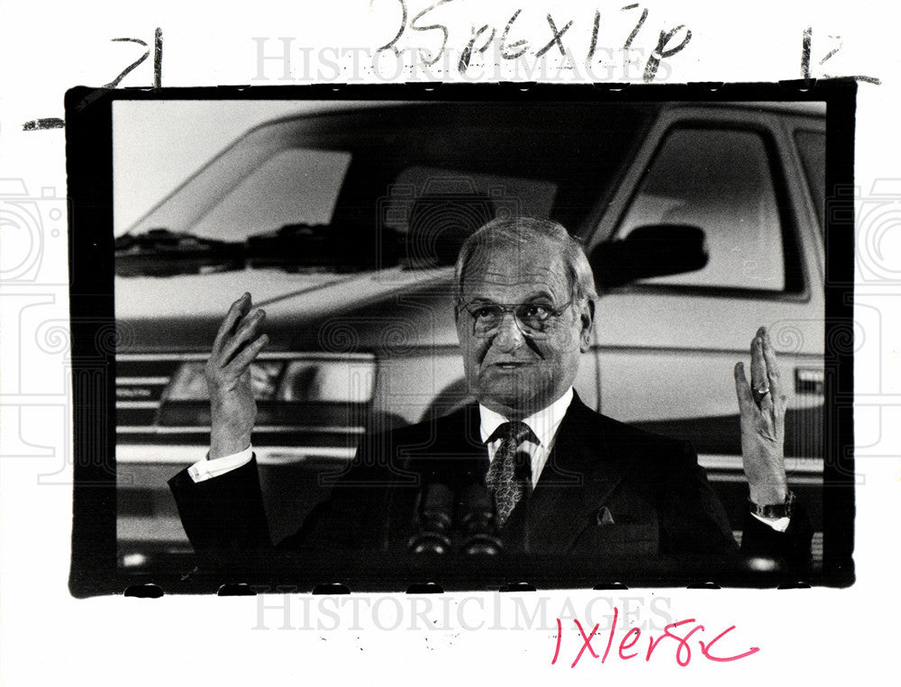 1991 Press Photo Lee Iacocca Chrysler Earnings tech - Historic Images