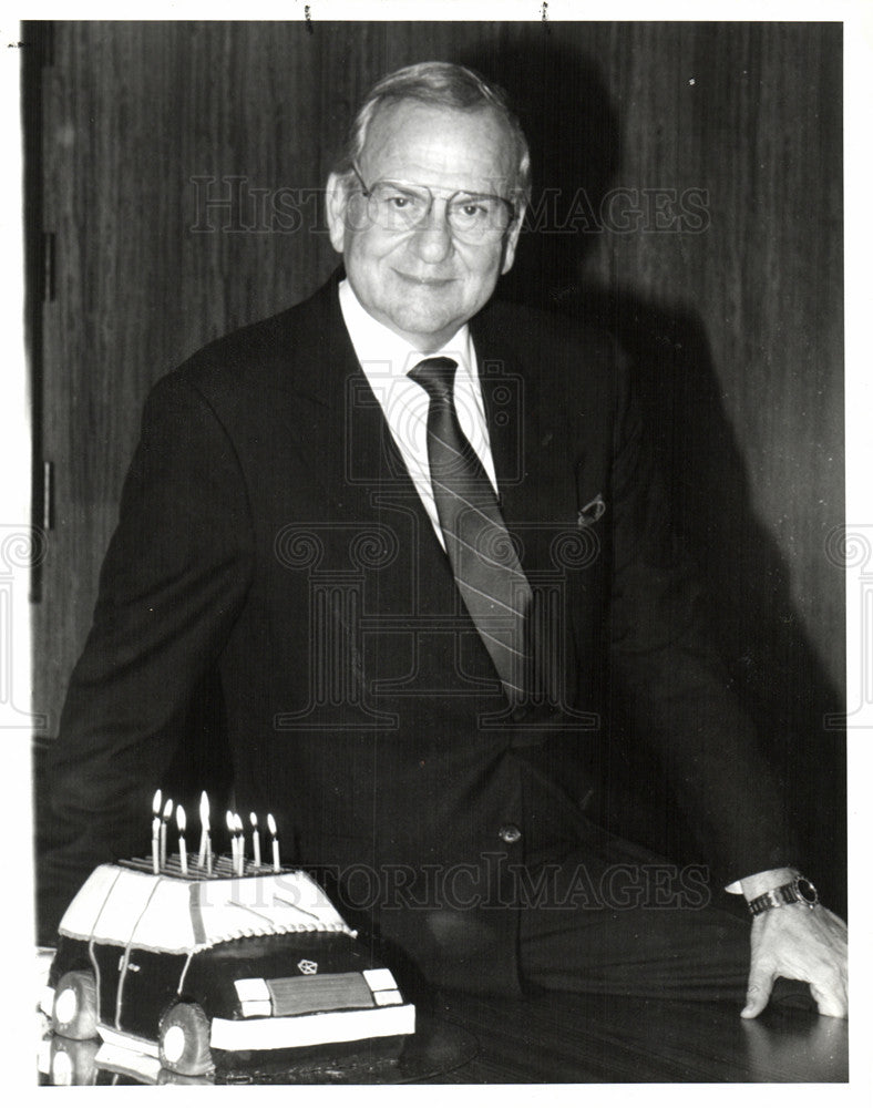 1988 Press Photo Lee Iacocca Chrysler CEO Businessman - Historic Images