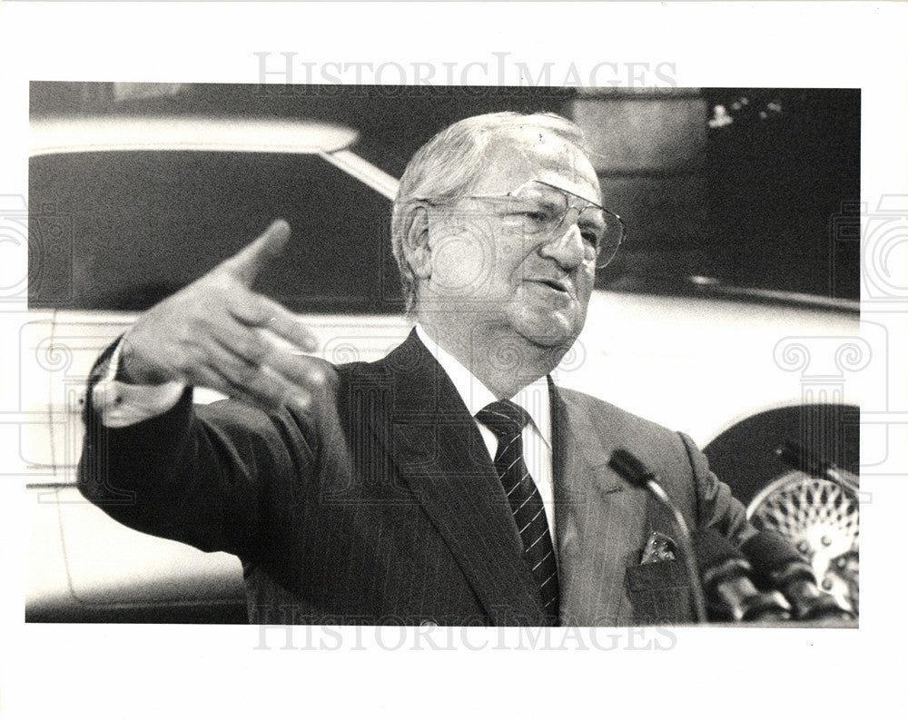 1988 Press Photo Detroit Lee Iacocca Chrysler President - Historic Images